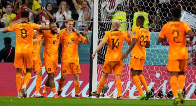 Netherlands beat Qatar 2-0; top group A